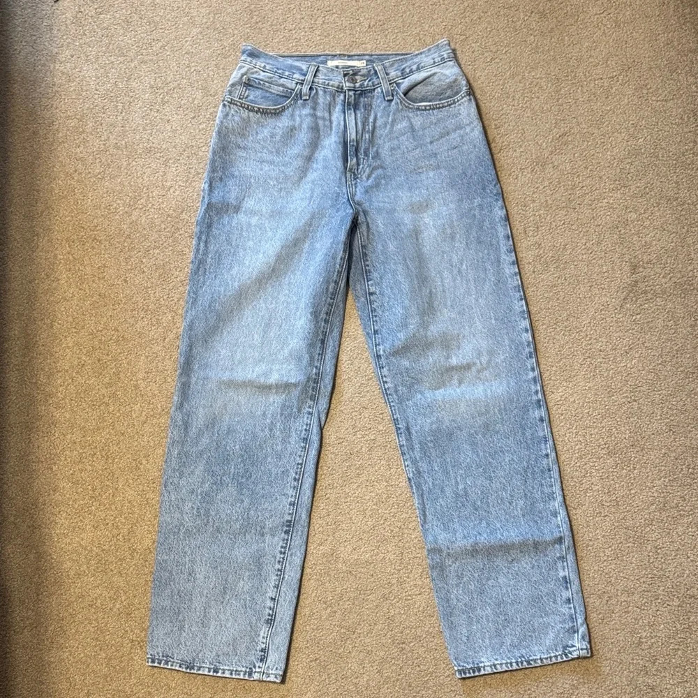 Levi's Light Blue ‘94 baggy Straight Leg Jeans, size 28, 30 inch inseam - Picture 2 of 5